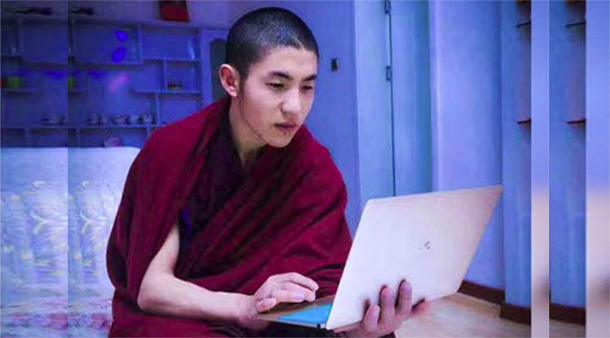 2016年5月19日，22岁僧人嘉央洛色(Jamyang Losel)星期五凌晨，在西藏东北(青海省黄南藏族自治州)尖扎县人民医院附近一座转经筒自焚身亡。