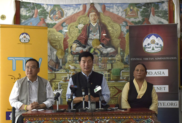 （左-右）阿魯納恰爾邦宗教和文化部長強巴旺都(Jamphel Wangdue)，藏人行政中央司政洛桑森格和藏人行政中央內政部增額秘書長才旺卓瑪索蘇(Tsewang Dolma Shosur)，在噶廈(Kashag)大廳召開新聞記者會。(照片/ Tenzin Phende / DIIR)