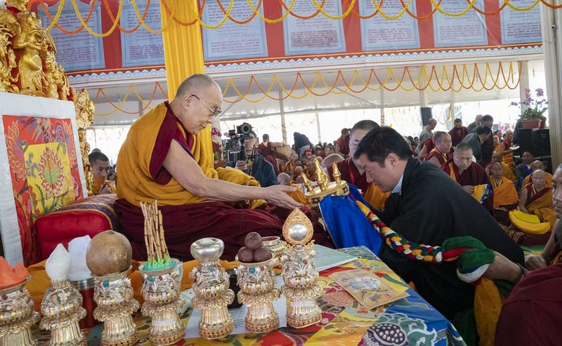 司政洛桑森格（Lobsang Sangay）代表藏人行政中央，於2018年12月31日在菩提迦耶時輪金剛座聖地向達賴喇嘛敬奉長壽儀軌。（照片：Tenzin Phende/CTA）