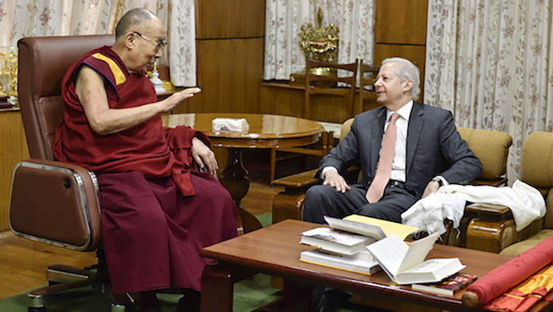 2018年5月4日星期五，達賴喇嘛尊者會見美國駐印度大使肯尼斯．儒斯特(Kenneth Juster)。（照片：OHHDL）