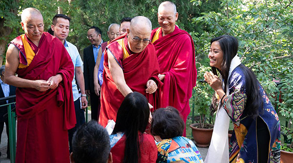 2018年5月21日，達賴喇嘛尊者在他的寓所會見來自越南約80名商界領袖、藝術家、學者和青年代表團成員。另有500人在河內市、胡志明市和海防市透過視訊互動。