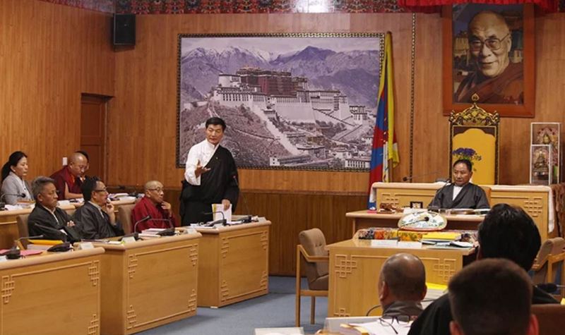 司政洛桑森格（Lobsang Sangay）於2019年3月28日在印度達蘭薩拉舉行的第16屆西藏人民議會第七次議會會議期間說明噶廈（Kashag）的五．五十願景。照片來源：司政辦公室