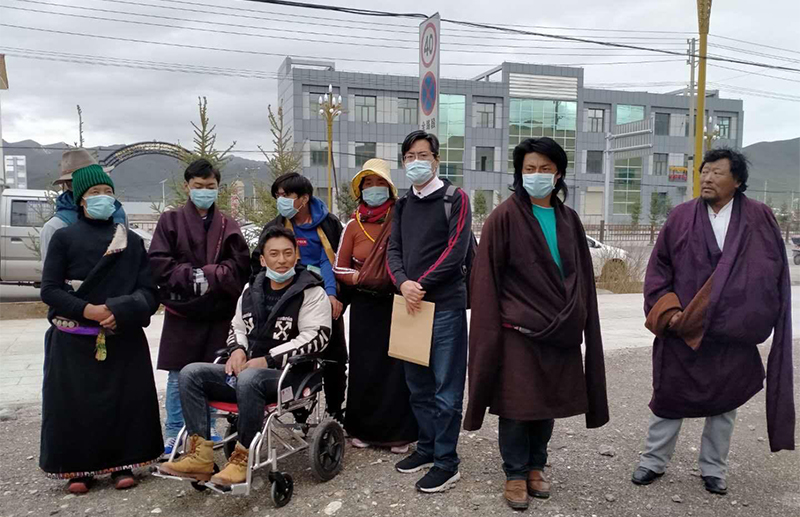 藺其磊律師和阿亞桑扎的家人等合影。