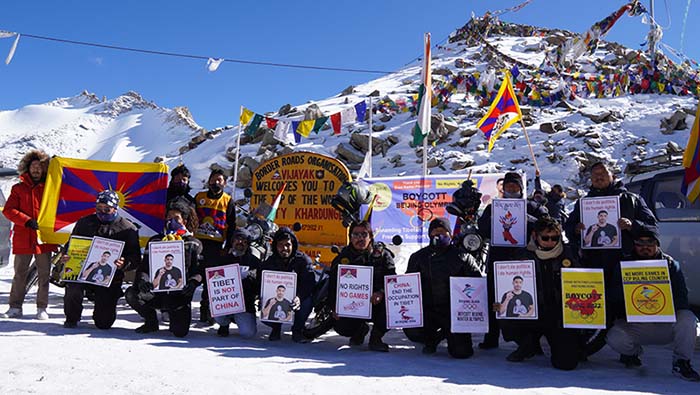 2021年12月4日，西藏活動家在印藏邊境卡頓拉山口（Khardungla Pass）舉行摩托車集會，抵制2022年北京奧運會。