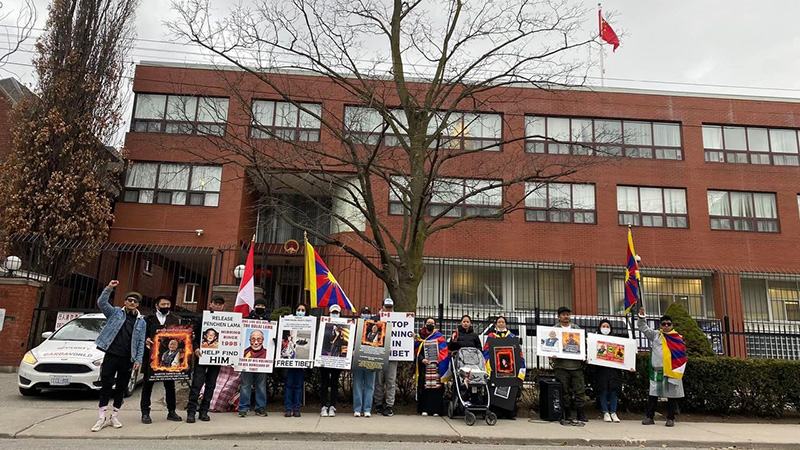 2022年4月6日，加拿大多倫多的藏人在中國領事館和加拿大多倫多的鄧達斯廣場外組織抗議活動。(網路照片)