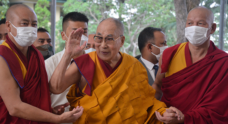 2022年6月13日，達賴喇嘛尊者在達蘭薩拉的大乘法苑向人們微笑和揮手。（照片：TPI）