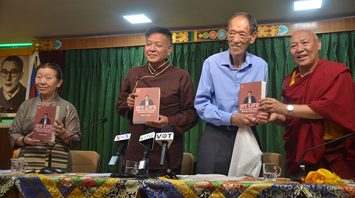 2024年6月7日，达兰萨拉，前部长扎西旺堆的自传《我的一生：生於自由西藏，服務流亡海外》進行揭幕。(照片：TPI）